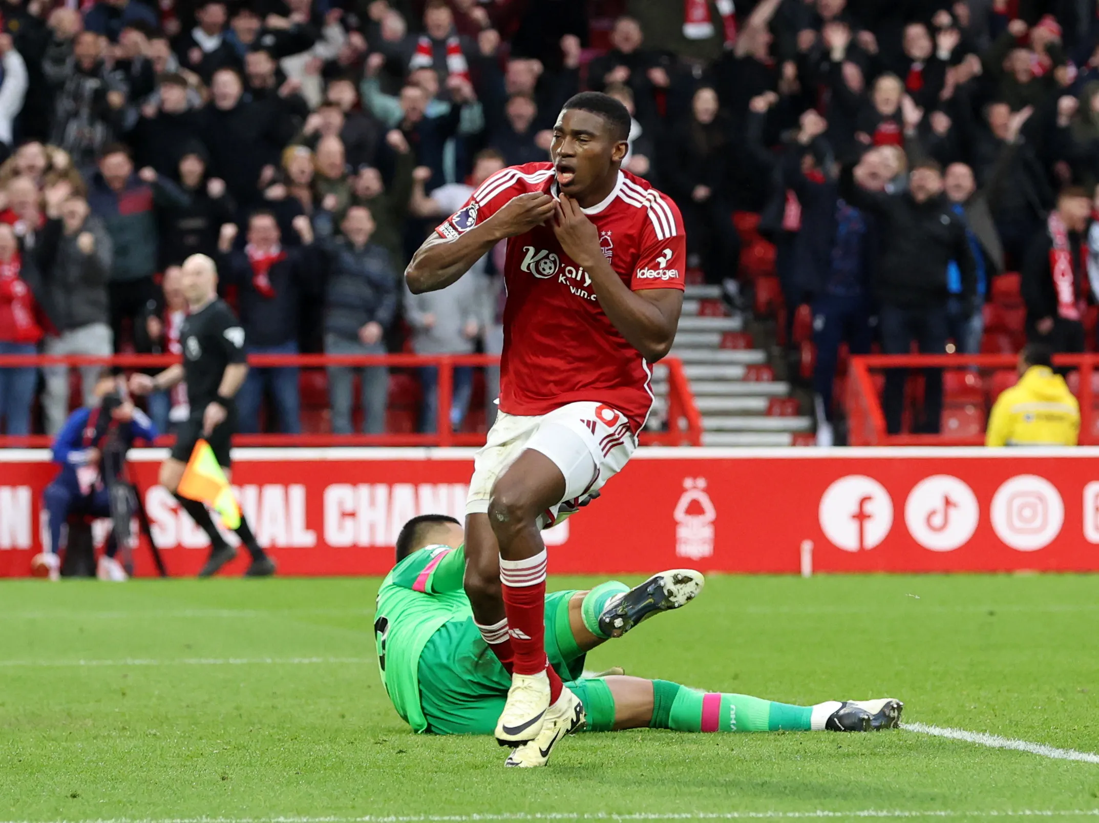 Taiwo Awoniyi marque, Nottingham Forest bat West Ham de Kudus