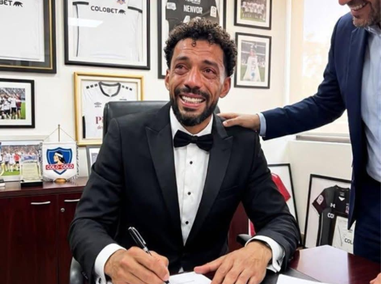 Les larmes de Vozinha au moment de signer à Colo Colo : L&rsquo;émotion d&rsquo;un rêve devenu réalité