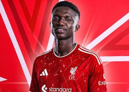 Liverpool place Lamine Camara devant Manu Koné dans ses priorités